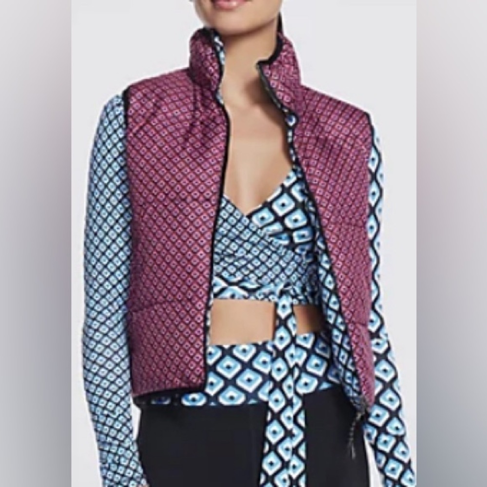 DVF x Skechers Reversible Puffer Vest - NEW-A606942. Medium. Color: Pnk/Blue Geo